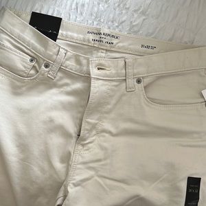 Banana Republic Travel Jean Men 31x32 new with tag. Ivory/ cream color